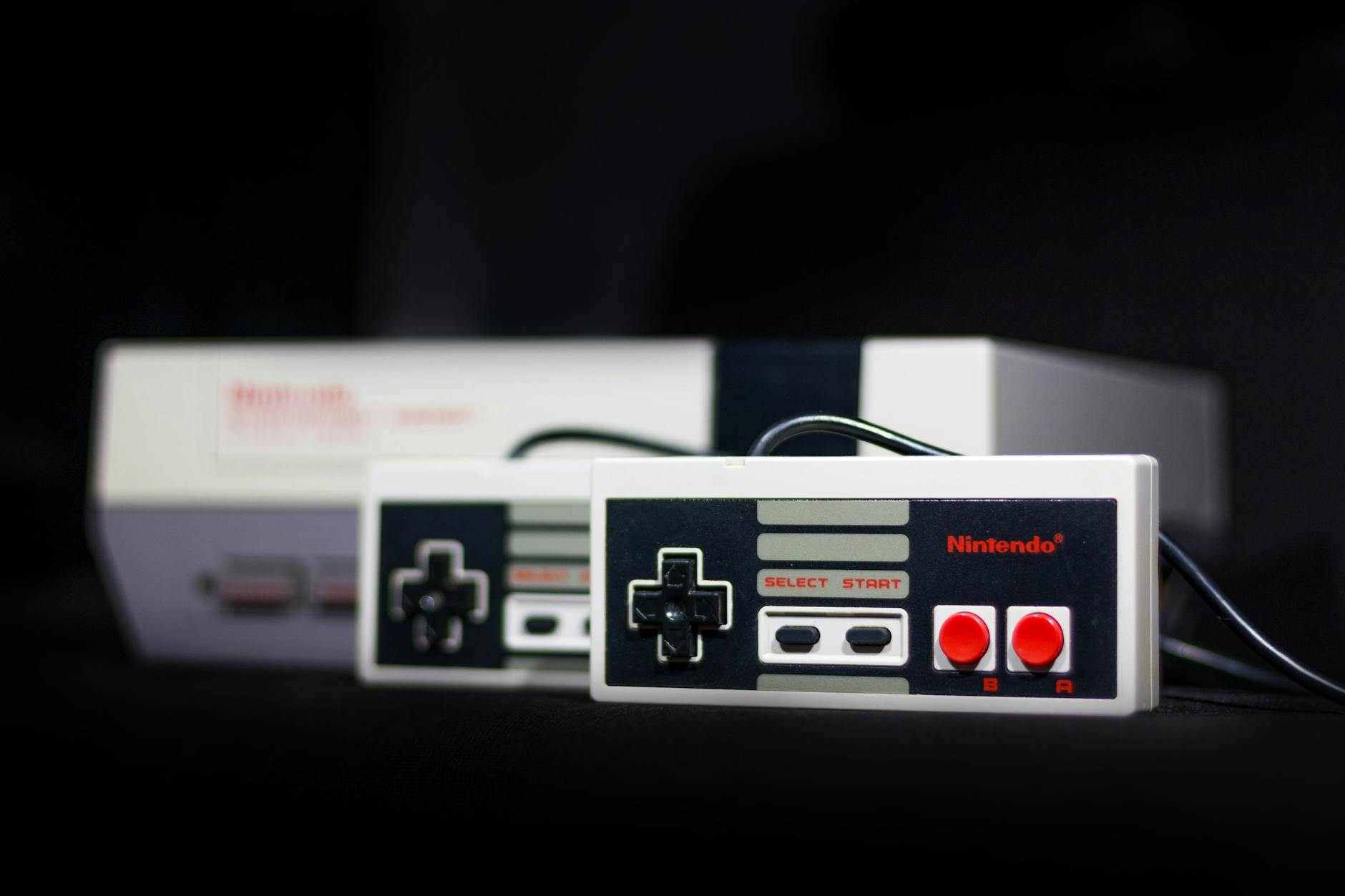 Klasyczna konsola Nintendo z padami, symbol retro gier komputerowych