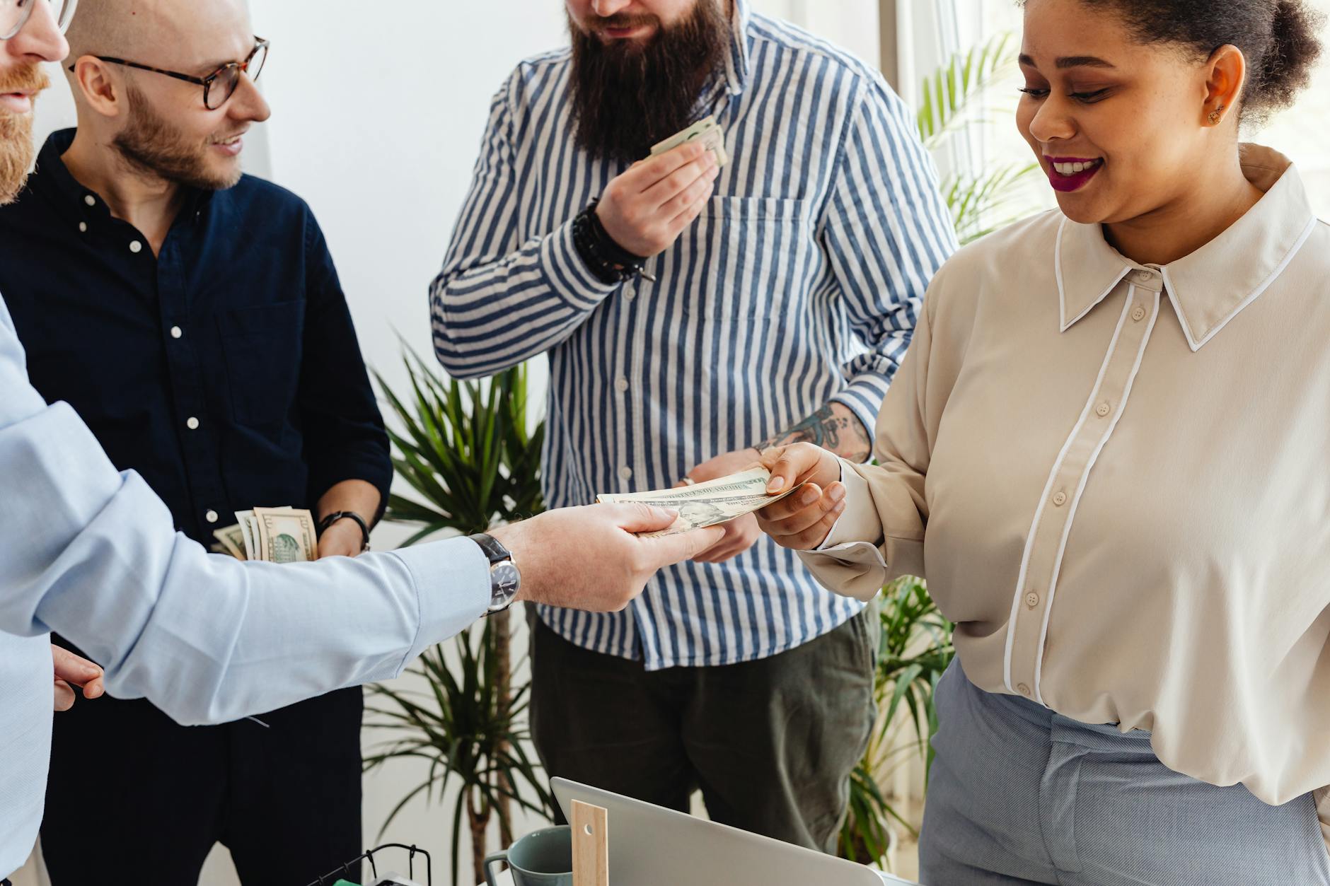 Pracownicy biurowi przekazują sobie gotówkę w miejscu pracy